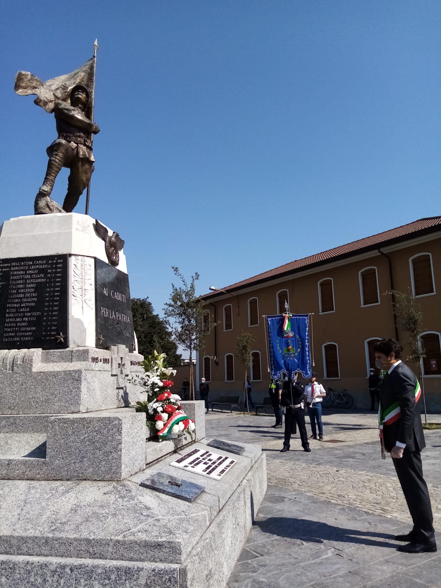 Omaggio ai caduti in guerra - monumento Piazza Vittorio Veneto